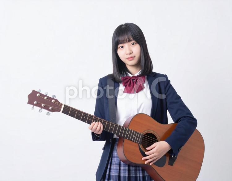 ギターをもつ生徒 女の子,ギター,高校生の写真素材