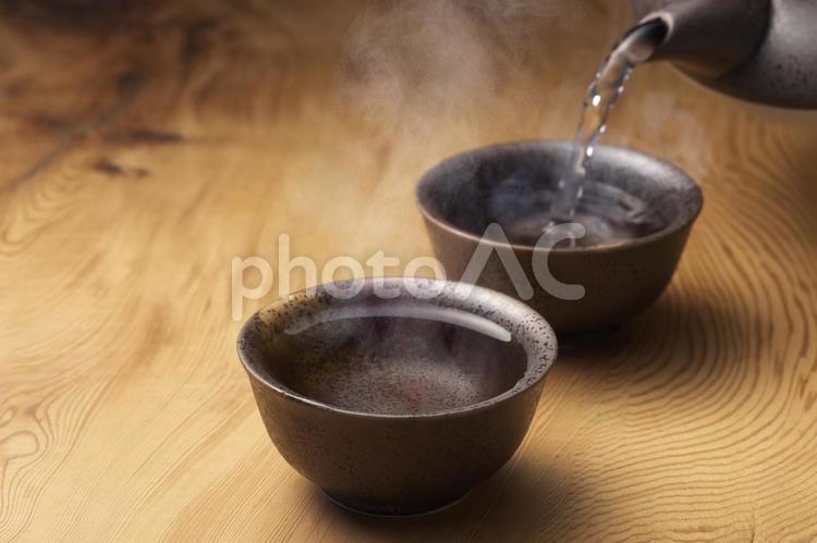 焼酎を注ぐ 焼酎,酒,湯気の写真素材