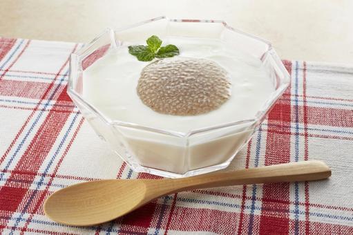 チアシードをヨーグルトにかけて食べる チアシードをヨーグルトにかけて食べる チアシード,ヨーグルト,クローズアップの写真素材