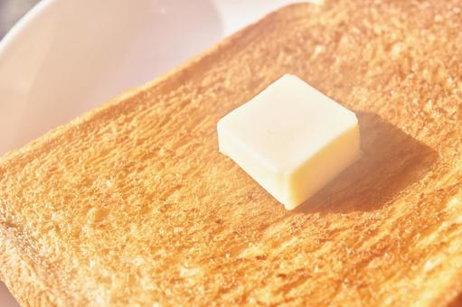 バターを載せた焼きたてのトースト バターを載せた焼きたてのトーストの写真