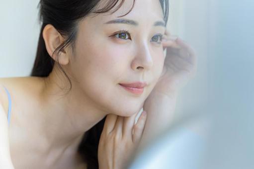 スキンケアをする女性 スキンケアをする女性 美容,ビューティー,女性の写真素材