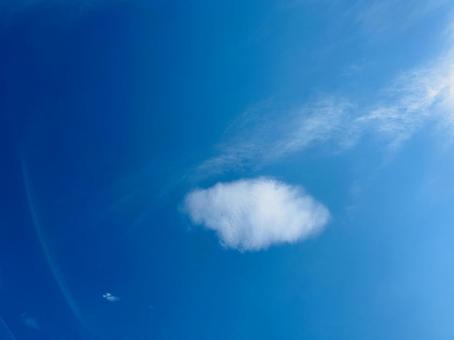 青空に浮かぶ白いクロワッサン 青空に浮かぶ白いクロワッサン 青空,空,雲の写真素材