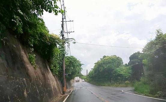雨の山道の写真