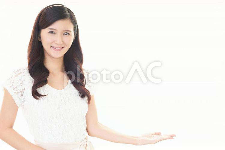 案内する浴衣姿の女性 女性,案内,ご案内の写真素材
