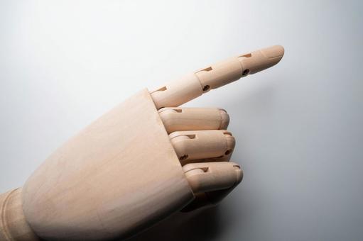 木製マネキンハンドが指差すシンプルな背景 木製,手,指の写真素材