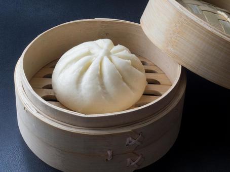 蒸籠に入った中華まんじゅうのアップの写真