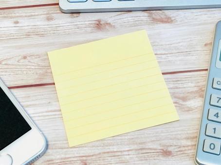 白紙の黄色いふせん 白紙の黄色いふせんの写真