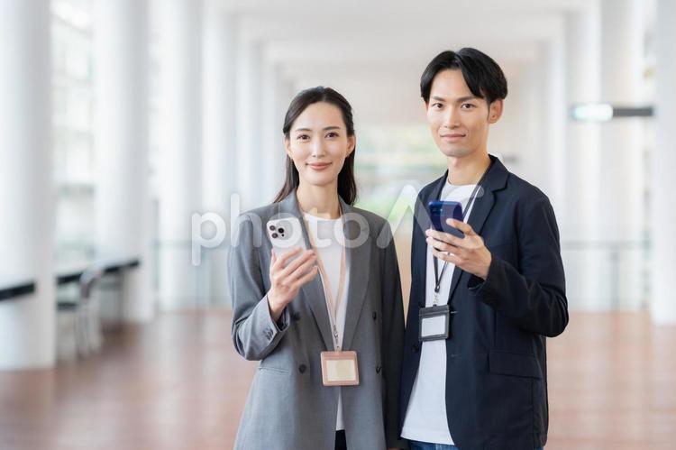 スマホを見る男女のビジネスマン ビジネス,エンジニア,会議の写真素材