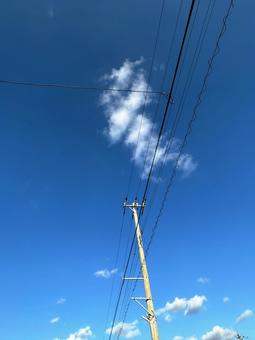 青空、雲、電線、電柱 青空、雲、電線、電柱の写真