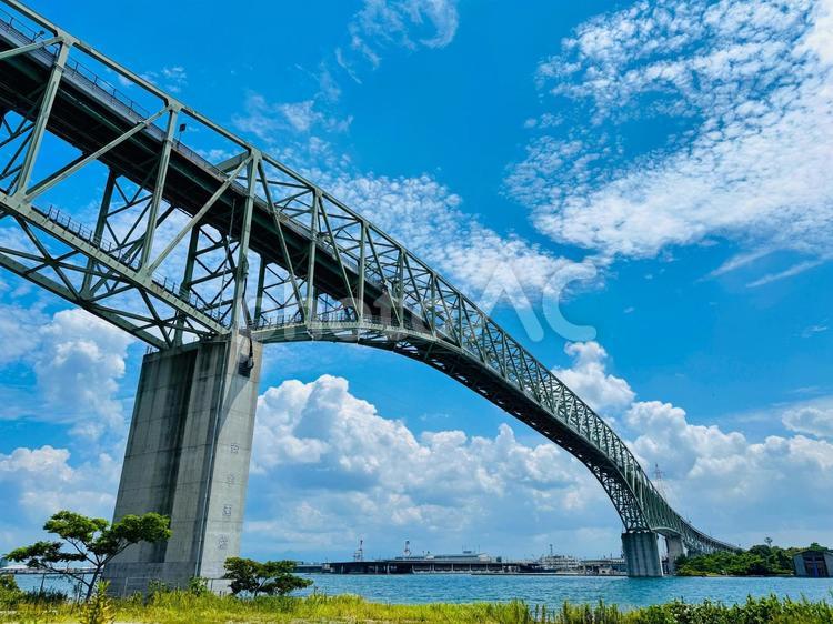 境水道大橋を北側から仰ぎ見る 境水道大橋,橋脚,鳥取県境港市の写真素材