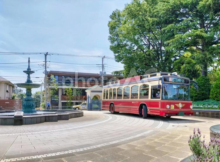 港の見える丘公園の噴水広場とあかいくつ号 港の見える丘公園,横浜水道創設記念噴水塔,噴水広場の写真素材