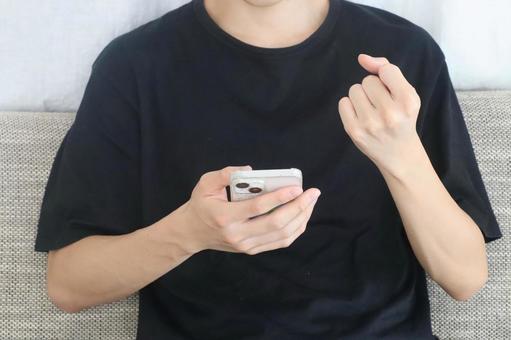 スマホを持つ男性 ガッツポーズ スマホを持つ男性 ガッツポーズ スマホ,男性,ビジネスの写真素材