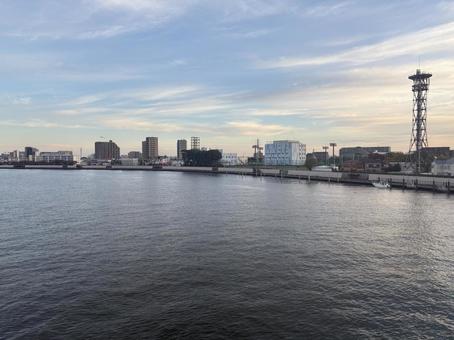 朝の港、静けさの中で 港,朝,海の写真素材