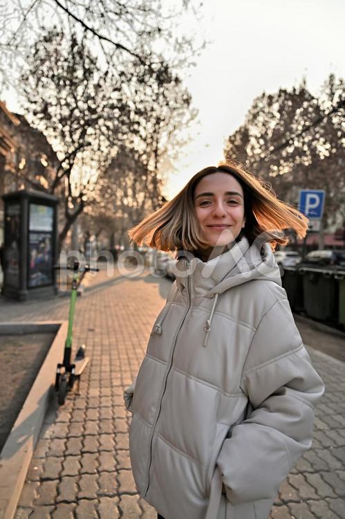 振り返る美しい欧米人女性のポートレート 欧米人,美女,デートの写真素材