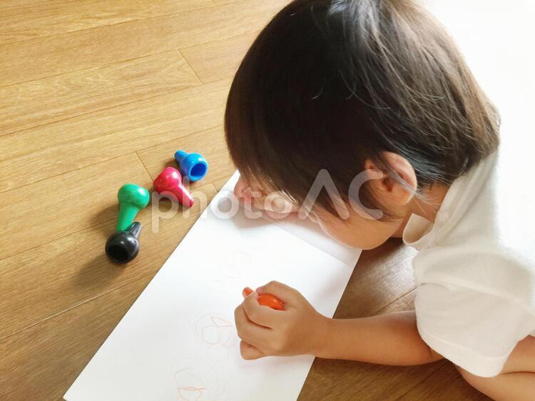 お絵かきをする男の子 こども,おえかき,クレヨンの写真素材