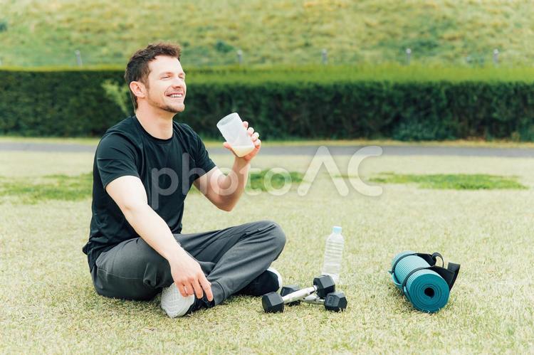 プロテインを飲むスポーツウェアの白人男性 プロテイン,飲む,タンパク質の写真素材