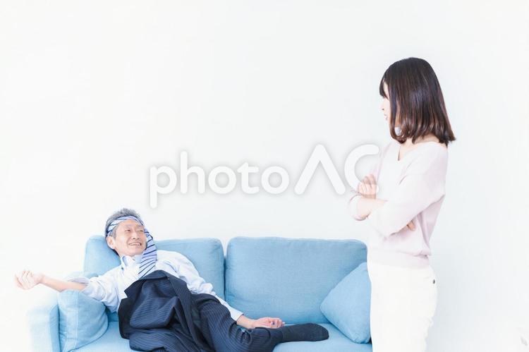 酔っぱらいおじさんと家族 トラブル,問題,スーツの写真素材