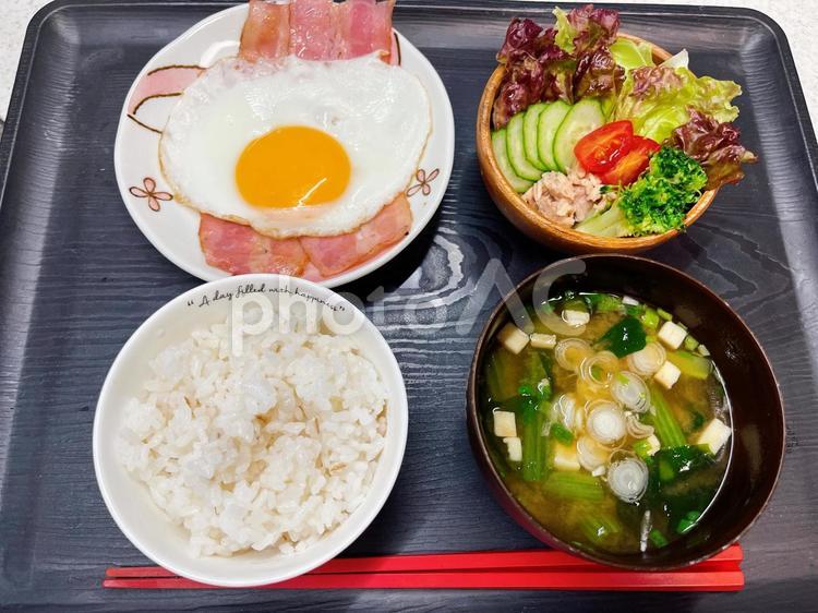ベーコンエッグとサラダと麦飯の朝食 目玉焼き,ベーコンエッグ,ベーコンの写真素材