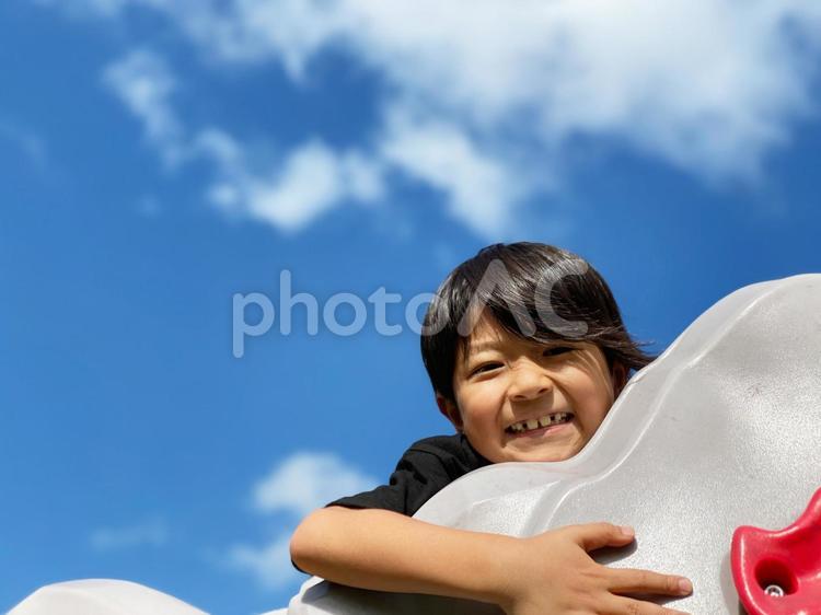 空と笑顔の男の子_01 子供,笑顔,空の写真素材