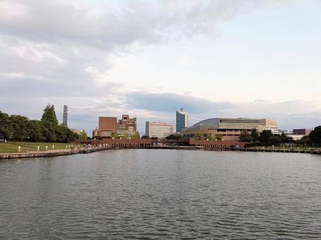 夕闇が迫る富岩運河環水公園と富山の街並み 夕闇が迫る富岩運河環水公園と富山の街並みの写真