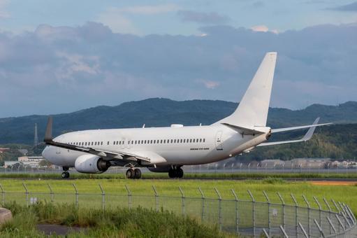 出雲空港の飛行機と滑走路 出雲空港の飛行機と滑走路 飛行機,航空機,旅客機の写真素材