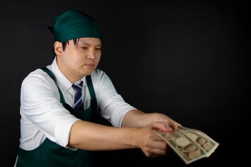 日本円を差し出す男性 日本円を差し出す男性の写真