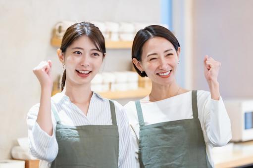 ガッツポーズをするカフェ店員 飲食店,店員,職場の写真素材