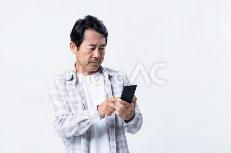スマホを使うミドルの男性 スマホ,男性,ミドルの写真素材