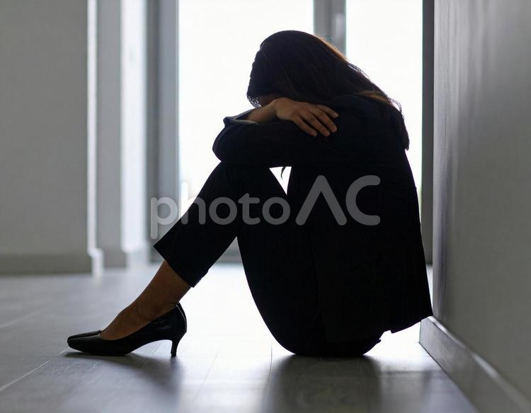 スーツ姿の落ち込む女性 女性,日本人,ビジネスの写真素材