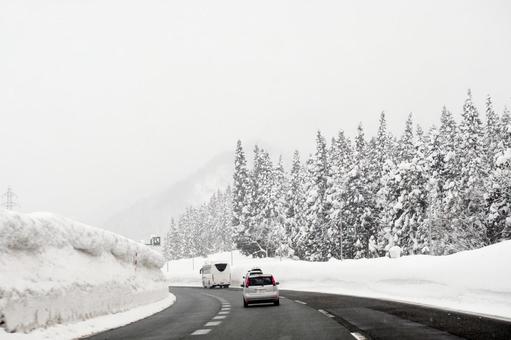 雪の高速道路 タイヤ規制,標識,雪道の写真素材