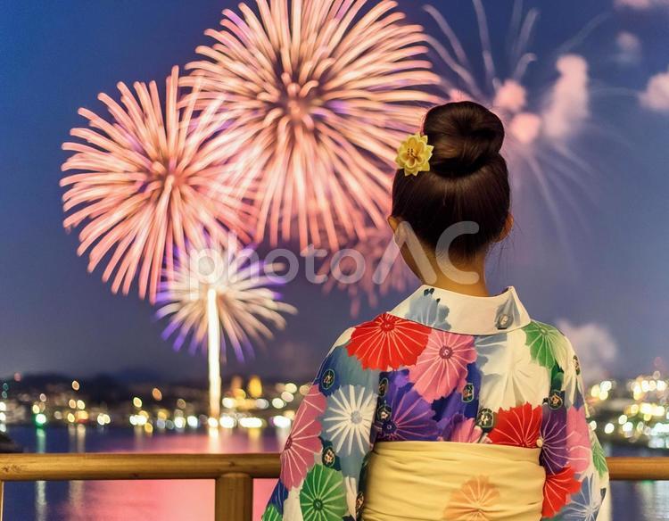 花火を見ている浴衣女性の後ろ姿 花火,花火大会,夜の写真素材