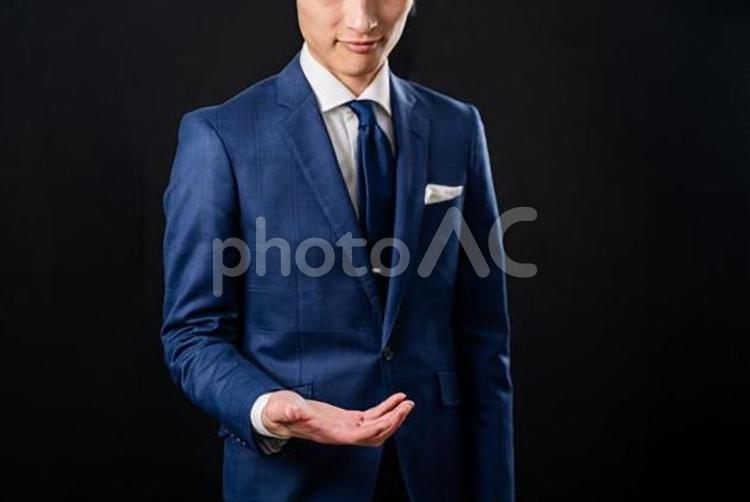 手ですくうポーズをする男性ビジネスマン ビジネスマン,手,片手の写真素材