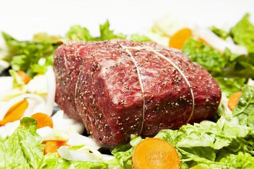 ローストビーフつくりの準備2 ローストビーフつくりの準備2 ローストビーフ用肉,調理前,レタスの写真素材