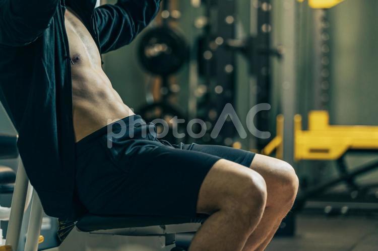 筋トレする男性（ショルダープレス・アップ） 腹筋,筋トレ,シックスパックの写真素材
