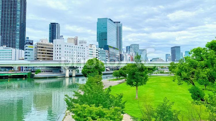 高速道路が横切る川沿いのビル群と自然公園の調和 ビル,ビル群,高層の写真素材