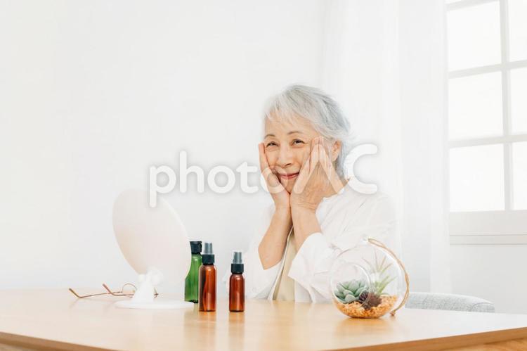 メイク・スキンケアをする高齢者女性 高齢者,美容,女性の写真素材