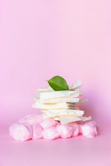 生理用ナプキンと葉とコットン 生理,月経,生理用品の写真素材