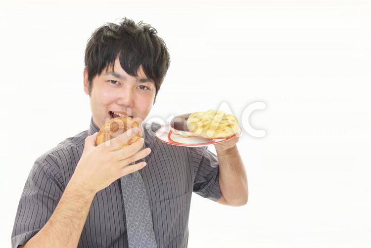 スイーツを食べる男性 男性,男,食べ物の写真素材