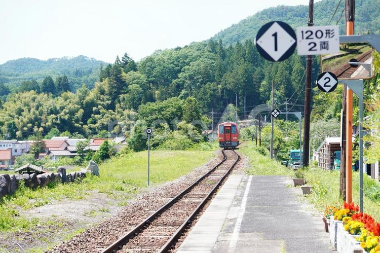 ＪＲ木次線の出雲八代駅に入線する普通列車 木次線,jr西日本,普通列車の写真素材