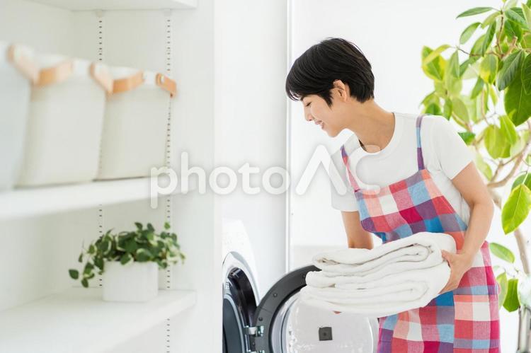洗濯をする主婦。 女性,洗濯,家事の写真素材