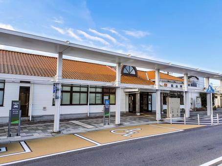 JR関西本線「亀山駅」の駅舎と駅前広場 亀山駅,関西本線,駅舎の写真素材