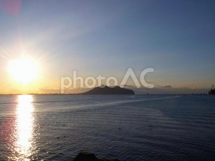 漁港から見る、朝日と函館山。 漁港,函館山,朝日の写真素材