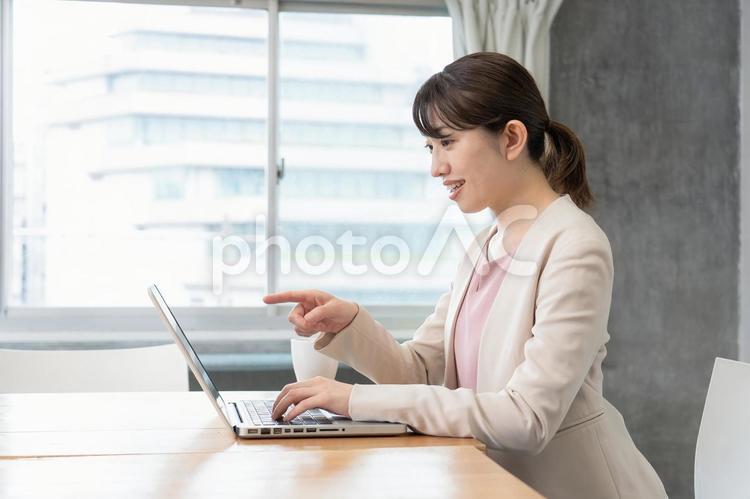 ビジネスウーマン　デスクワーク 女性,人物,日本人の写真素材