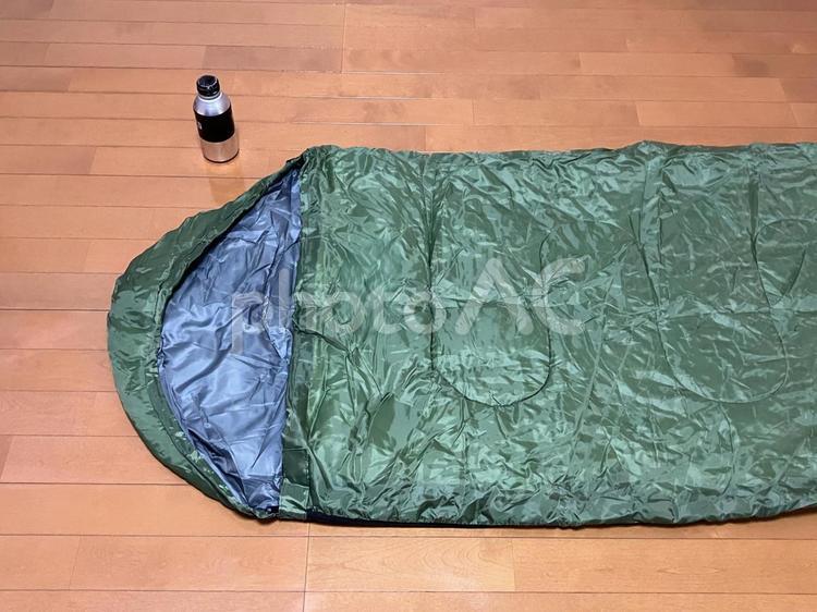 緑色の寝袋とコーヒー缶 寝袋,登山,キャンプの写真素材