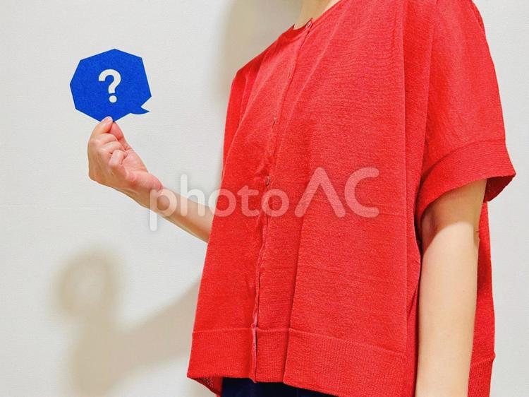 青いクエスションマークを持った女性 なんで,なぜ,どうしての写真素材