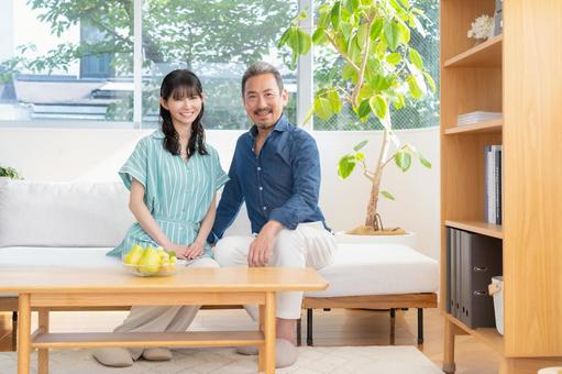リビングでくつろぐミドルの夫婦 夫婦,家族,ミドルの写真素材