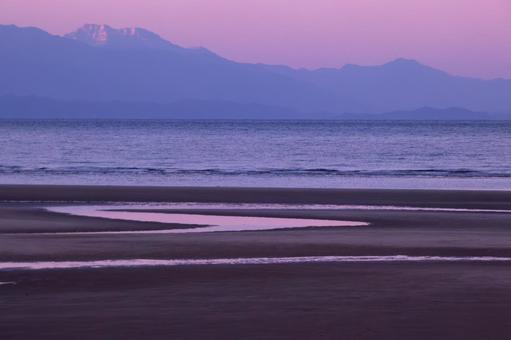 朝陽に染まる浜辺の静寂 朝陽に染まる浜辺の静寂の写真
