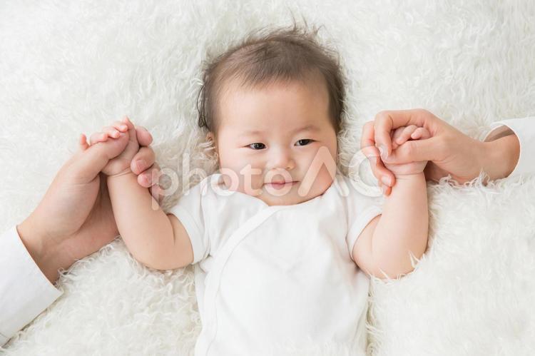 両親と手をつなぐ赤ちゃん 赤ちゃん,両親,見るの写真素材