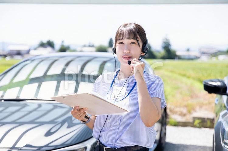 車のオペレーターの仕事をする女性　 車,営業マン,営業の写真素材