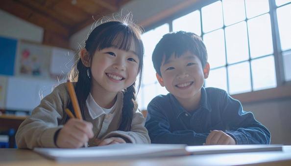 学校の教室で勉強している小学生2人 学校の教室で勉強している小学生2人の写真